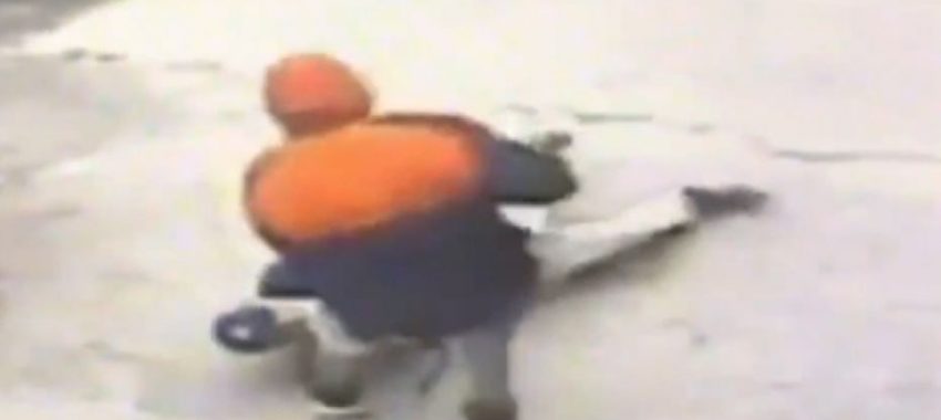 Скандалы и криминал: В пятницу полиция Нью-Йорка начала розыск подозреваемого в совершении нападения на пожилого мужчину