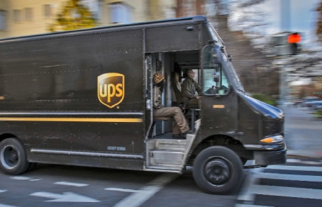 Скандалы и криминал: В Техасе двое сотрудников службы доставки UPS были арестованы