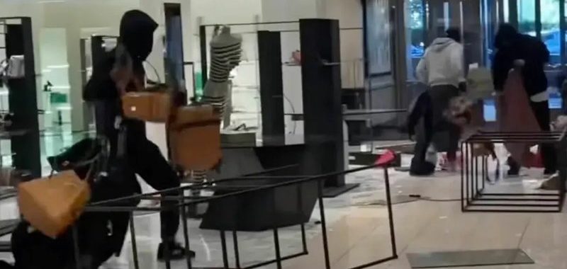 Скандалы и криминал: Супермаркет Nordstrom в Лос-Анджелесе был разграблен толпой из нескольких десятков человек