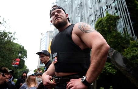 Скандалы и криминал: Лидер Proud Boys получил 18 лет — это максимальный срок среди вынесенных приговоров