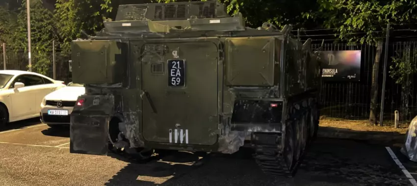 Скандалы и криминал: Пьяные военные устроили «гонки» на 15-тонном БТР в Великобритании